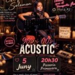 Estefanie Solomon tocando la guitarra en un concierto acústico