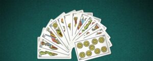 Cartas del juego de botifarra en un fondo verde