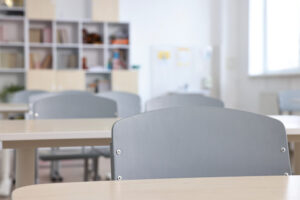 Aula vacía con mesas y sillas preparadas para estudiantes