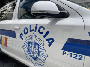 Vehículo de la Policía de Andorra con el logo visible en la puerta