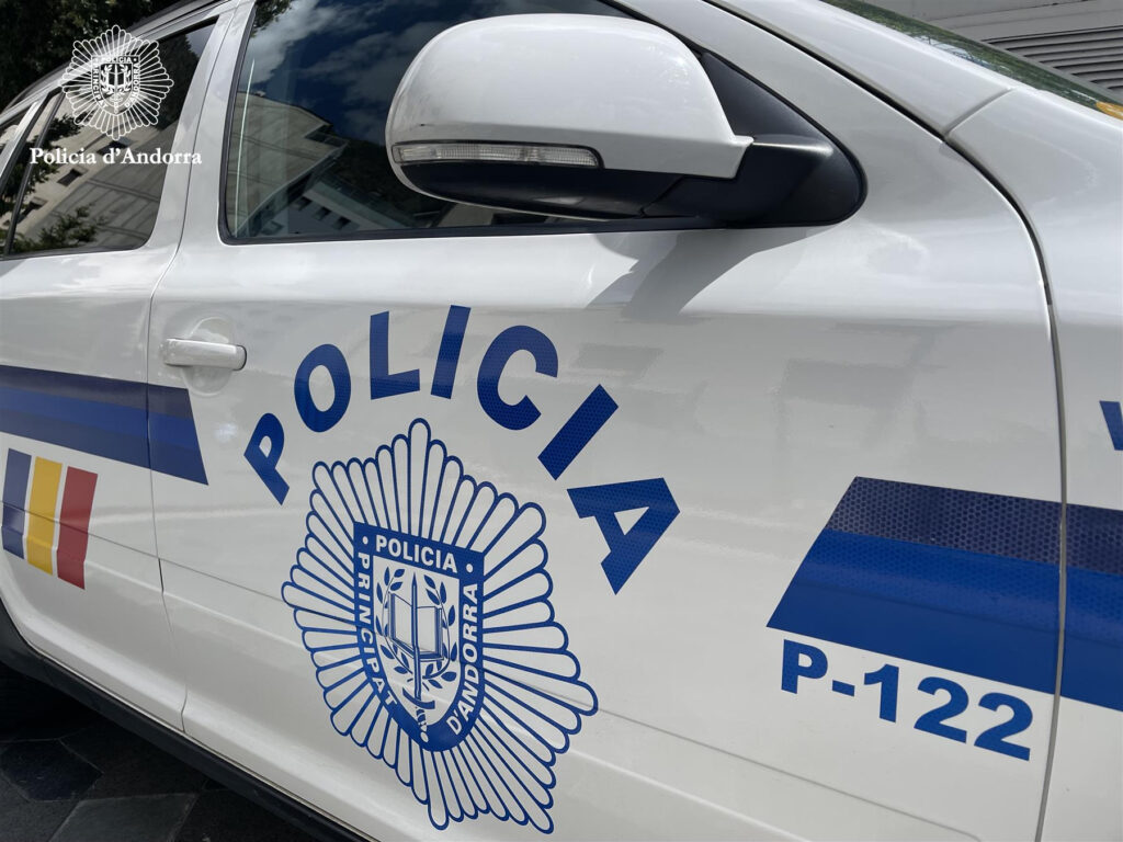 Vehículo de la Policía de Andorra con el logo visible en la puerta