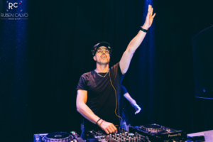 DJ Mon actuando en un evento de discomóvil en Encamp