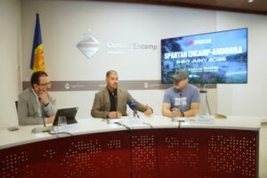 Tres personas discutiendo sobre la Spartan Race en Encamp