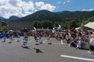 Actuación en la feria Enfira't con público y montañas al fondo