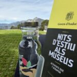 Botella de agua y folleto de las Nits d'estiu en Engolasters