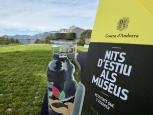 Botella de agua y folleto de las Nits d'estiu en Engolasters