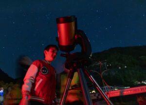 Niño observando a través de un telescopio en un festival de astronomía