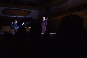 Actuación en el Festival ClàssicAnd con cantante y pianista en el escenario.
