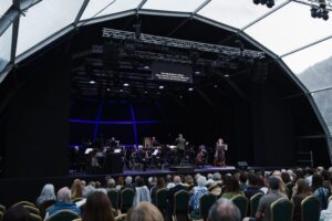 Escenario del Festival ClàssicAnd con orquesta y público asistente