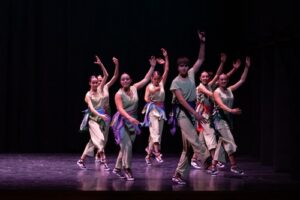Jóvenes danzantes en el Festival de l'Esbart Valls del Nord en Andorra.