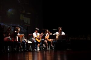 Alumnos tocando instrumentos en el festival de música de fin de curso