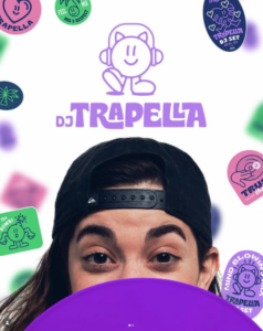 DJ Trapella en un evento con decoración colorida y alegre
