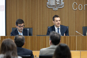 Marc Galabert y Jordi Cinca presentando resultados de la CASS y FRJ