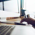 Persona usando un teclado de computadora en un entorno de oficina