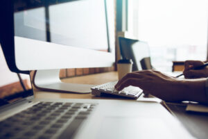 Persona usando un teclado de computadora en un entorno de oficina