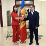 Mònica Bonell y F. Xavier Vila en la constitución del grupo de trabajo de política lingüística