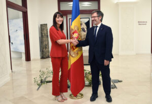 Mònica Bonell y F. Xavier Vila en la constitución del grupo de trabajo de política lingüística