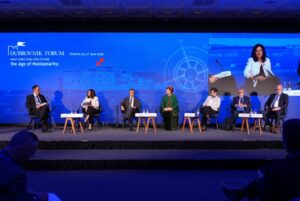 Imma Tor hablando en el Fòrum Político de Dubrovnik sobre multilateralismo inclusivo.