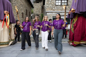 Jóvenes con antorchas en la Revetlla de Sant Joan