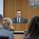 Isaac Galobardes presentando la memoria de actividades de AQUA 2025