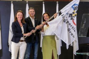 Entrega de premios en los Jocs de la Gent Gran con participantes y banderas