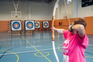 Participante en el torneo de tiro con arco durante los Jocs de la Gent Gran