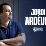 Jordi Ardèvol posando con los brazos cruzados en un fondo azul