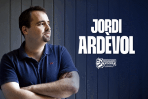 Jordi Ardèvol posando con los brazos cruzados en un fondo azul