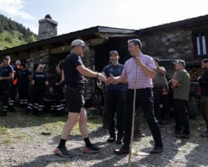 Voluntarios y agentes ambientales en jornada de prevención de incendios en Sorteny