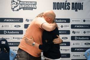 Francesc Solana y un compañero se abrazan en un evento emotivo
