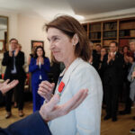 Maria Ubach recibiendo la Legión de Honor en la Embajada de Francia