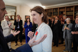 Maria Ubach recibiendo la Legión de Honor en la Embajada de Francia