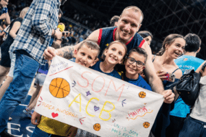 Aficionados del MoraBanc Andorra celebran con un cartel de apoyo