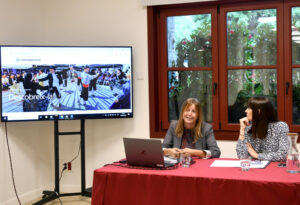 Presentación del nuevo portal de cultura popular en Andorra con imágenes de danza tradicional.