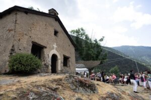 Iglesia en Ordino durante la fiesta de Sant Pere con asistentes