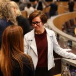 Núria Segués conversando sobre la vivienda digna en Andorra