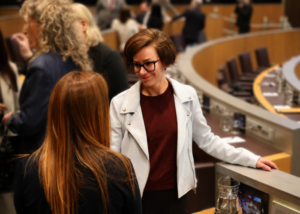 Núria Segués conversando sobre la vivienda digna en Andorra