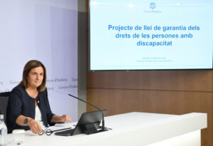 Ministra presentando proyecto de ley sobre derechos de personas con discapacidad