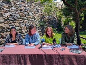 Cuatro mujeres en una mesa durante la presentación de la Nit de la Candela en Ordino