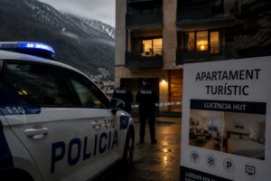 Policía frente a un apartamento turístico en Andorra