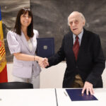 Firma de un convenio sobre patrimonio artístico andorrano entre dos personas