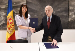 Firma de un convenio sobre patrimonio artístico andorrano entre dos personas