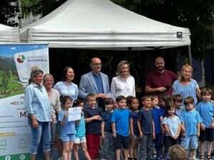 Grupo de alumnos y educadores en el Fòrum Escola Verda