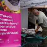 Hombre preparando compost en evento de reparto gratuito en Encamp
