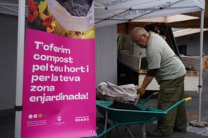 Hombre preparando compost en evento de reparto gratuito en Encamp