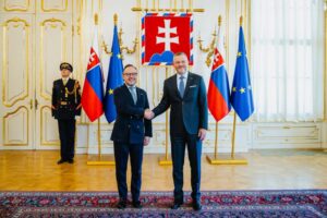Xavier Espot y Peter Pellegrini se saludan en Bratislava