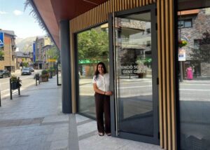 Mujer de pie frente a la nueva ubicación del departamento de Bienestar Social.