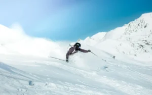 Esquiador disfrutando de la nieve en una estación de esquí en Andorra