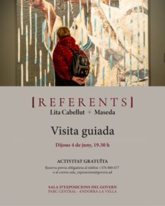 Persona observando la obra en la exposición Referents de Lita Cabellut y Maseda