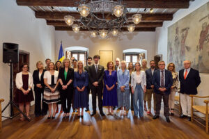 Grupo de personas en la visita de Francina Armengol al Consell General de Andorra